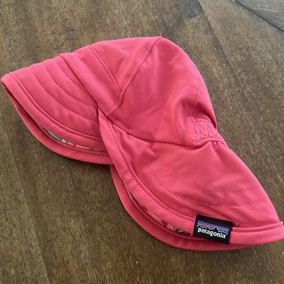 PATAGONIA BABY REVERSIBLE HAT IN WILD WARATAH VJOSA GREEN - Picture 4 of 6